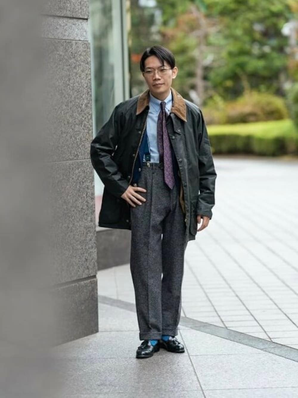 ブルー系のサスペンダーを着用したメンズの冬コーディネートの1枚目の写真