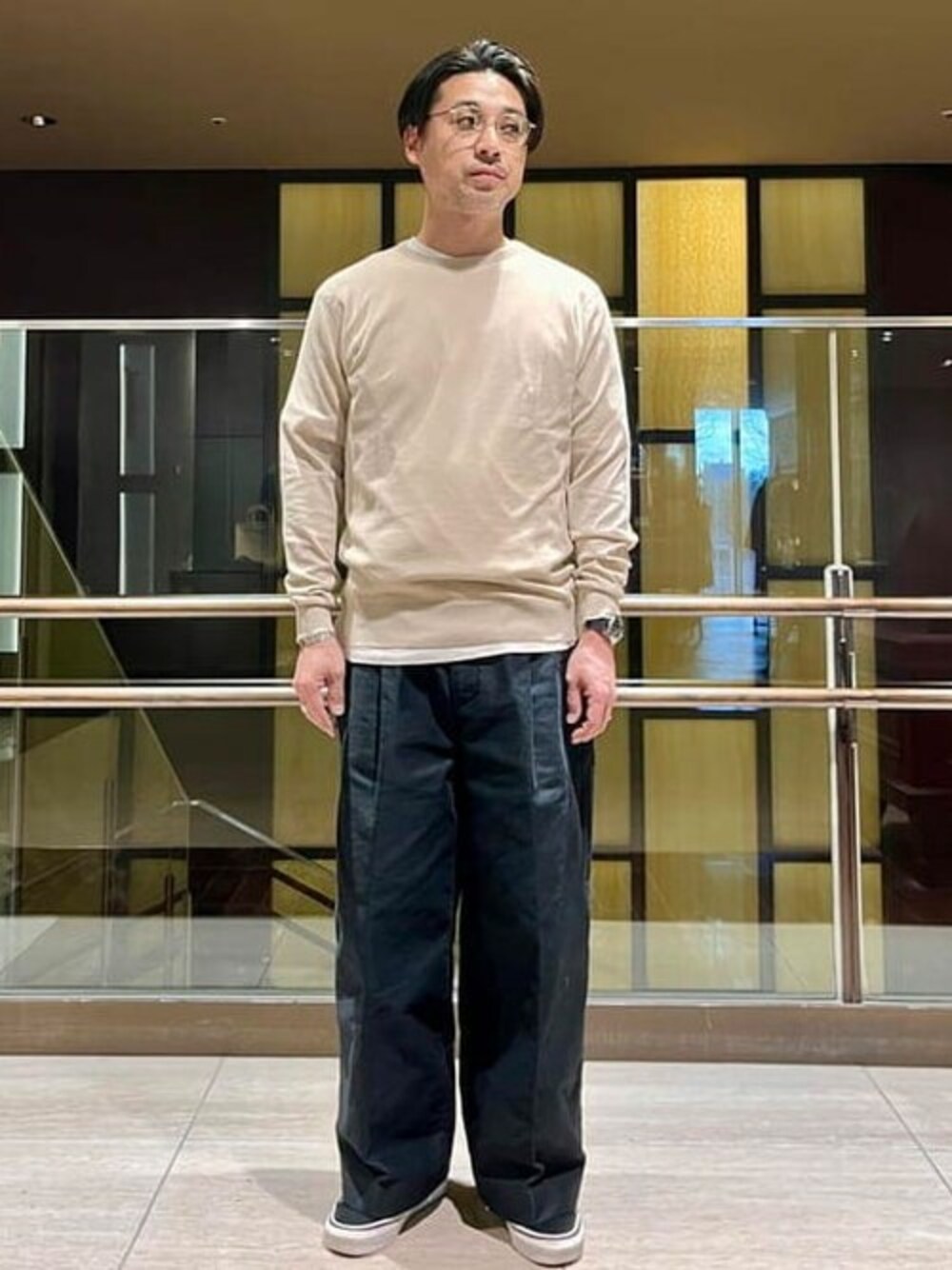 ベージュ系のニット/セーター、ブラック系のその他パンツを着用したメンズの春コーディネートの1枚目の写真