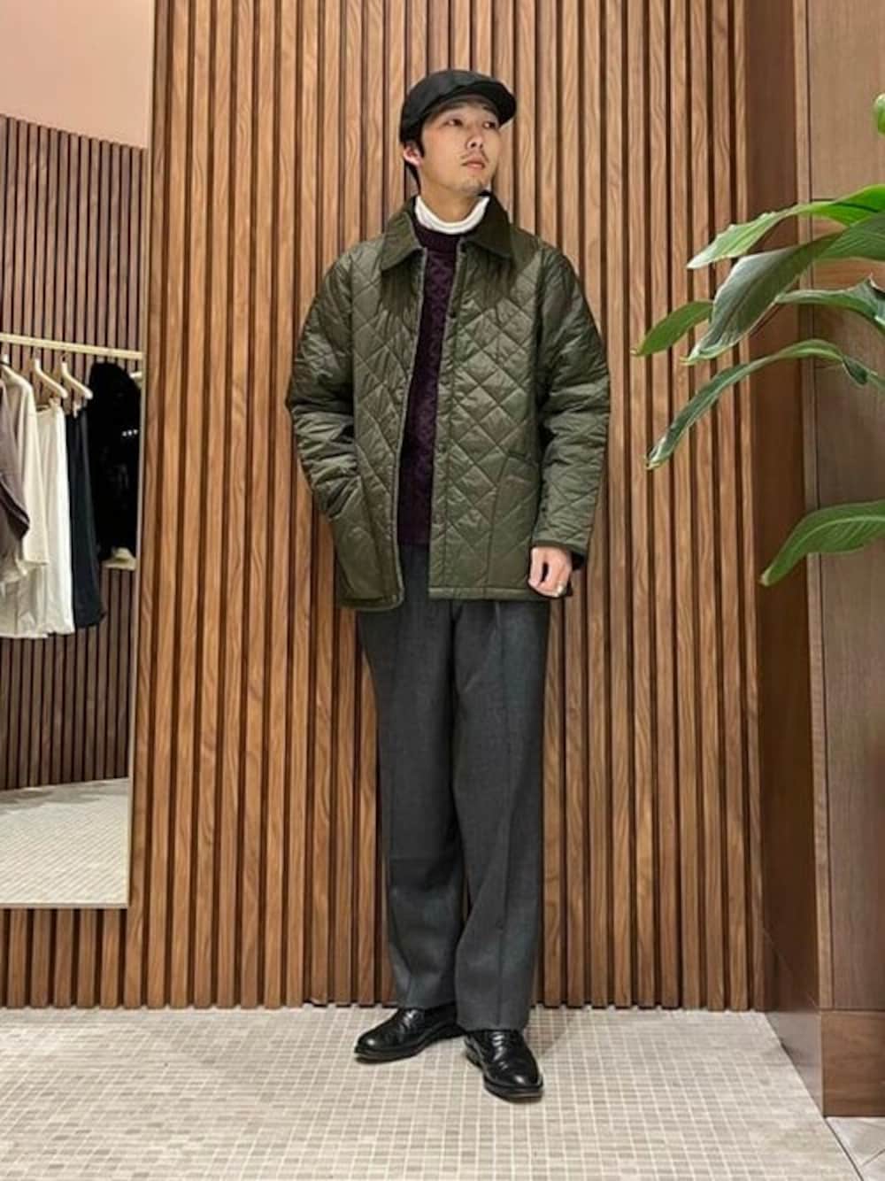 グリーン系のブルゾン、パープル系のニット/セーターを着用したメンズの秋コーディネートの1枚目の写真