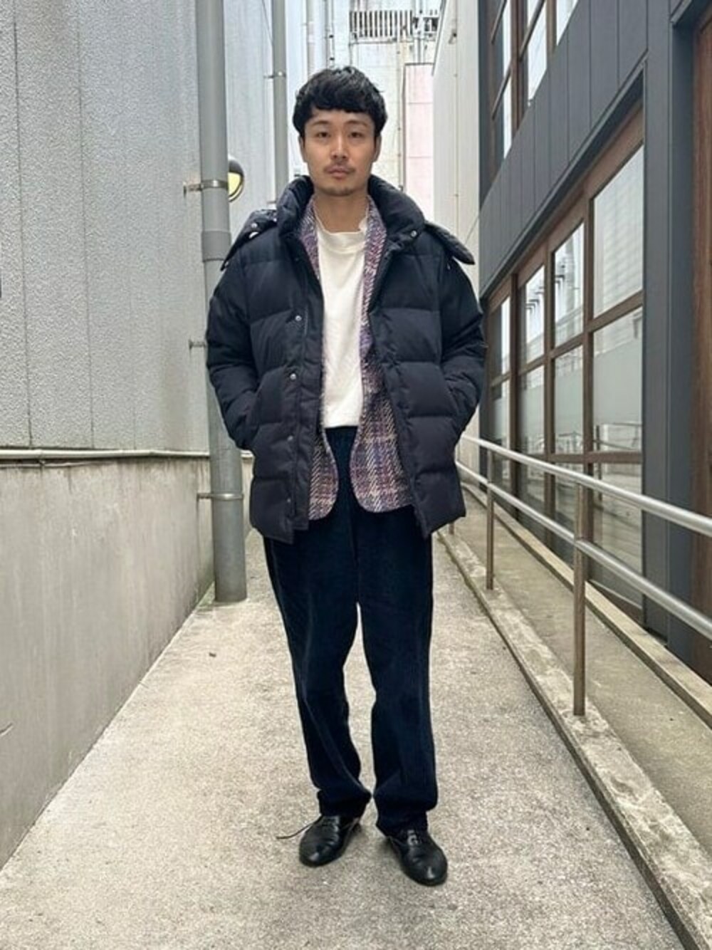 ブルー系のダウンジャケット/コートを着用したメンズの秋コーディネートの1枚目の写真