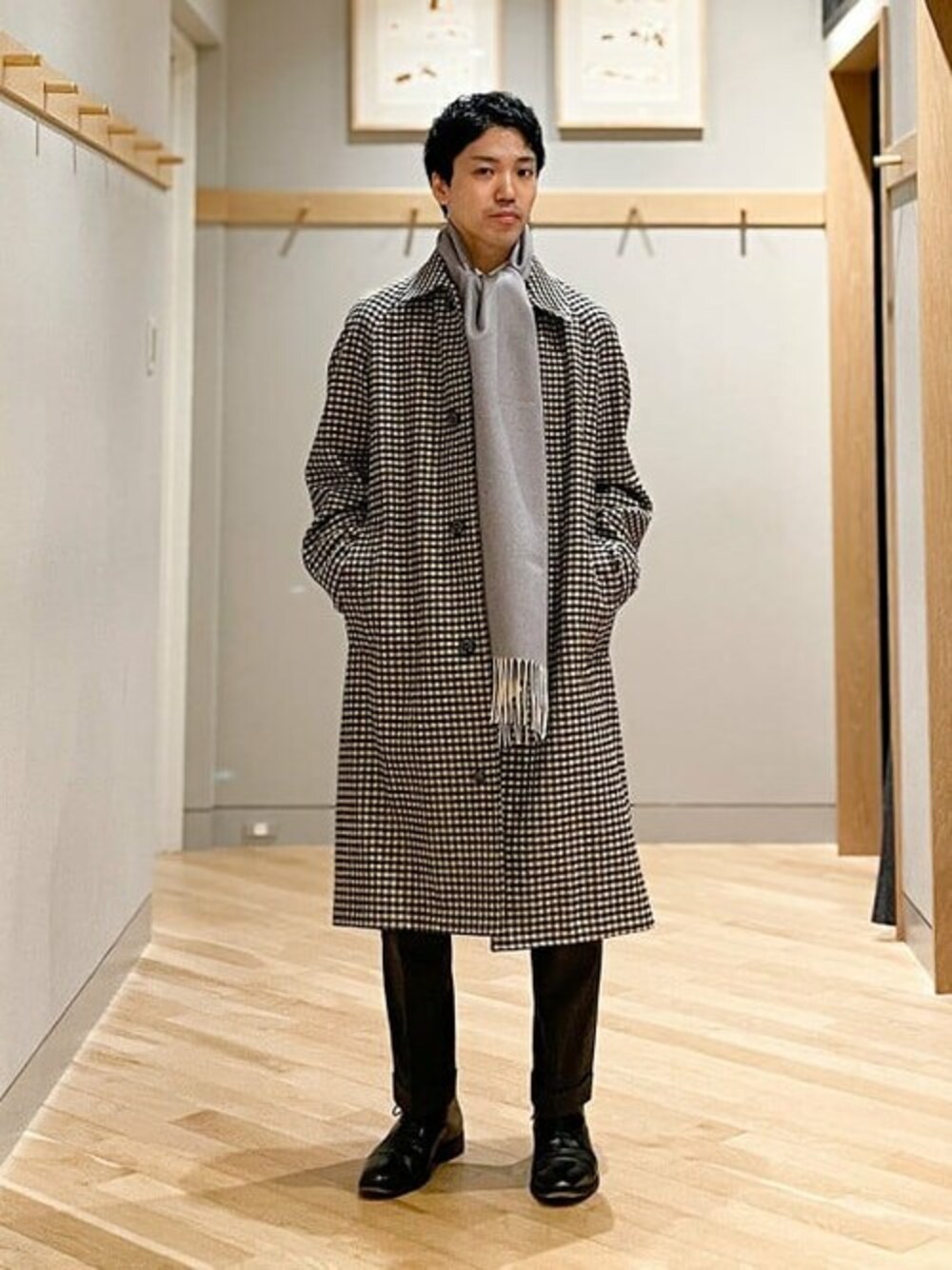 ブラウン系のその他アウター、パープル系のマフラーを着用したメンズの冬コーディネートの1枚目の写真