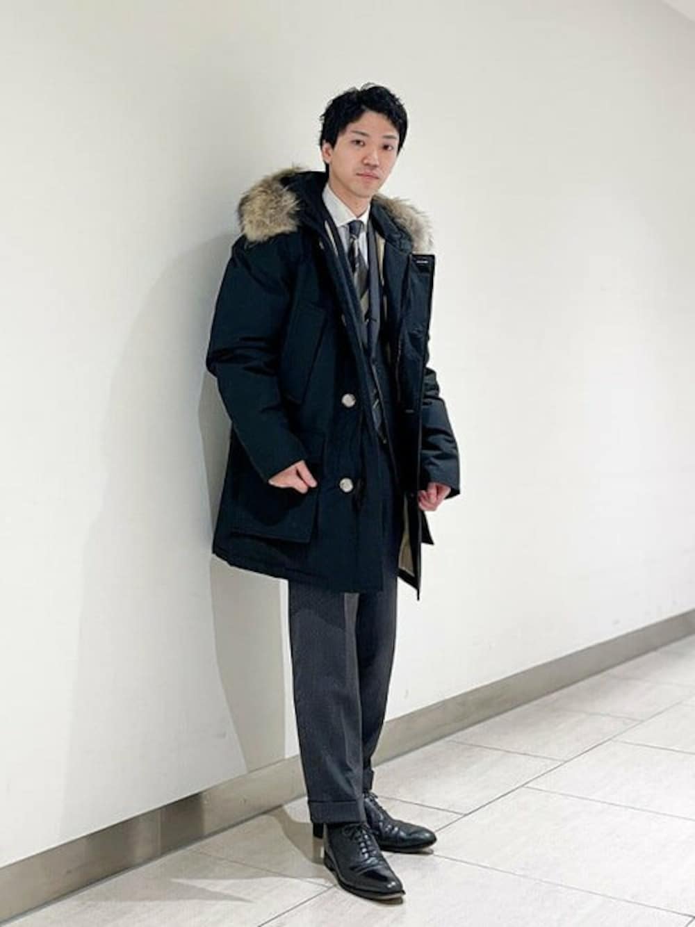 ブラック系のダウンジャケット/コートを着用したメンズの冬コーディネートの1枚目の写真