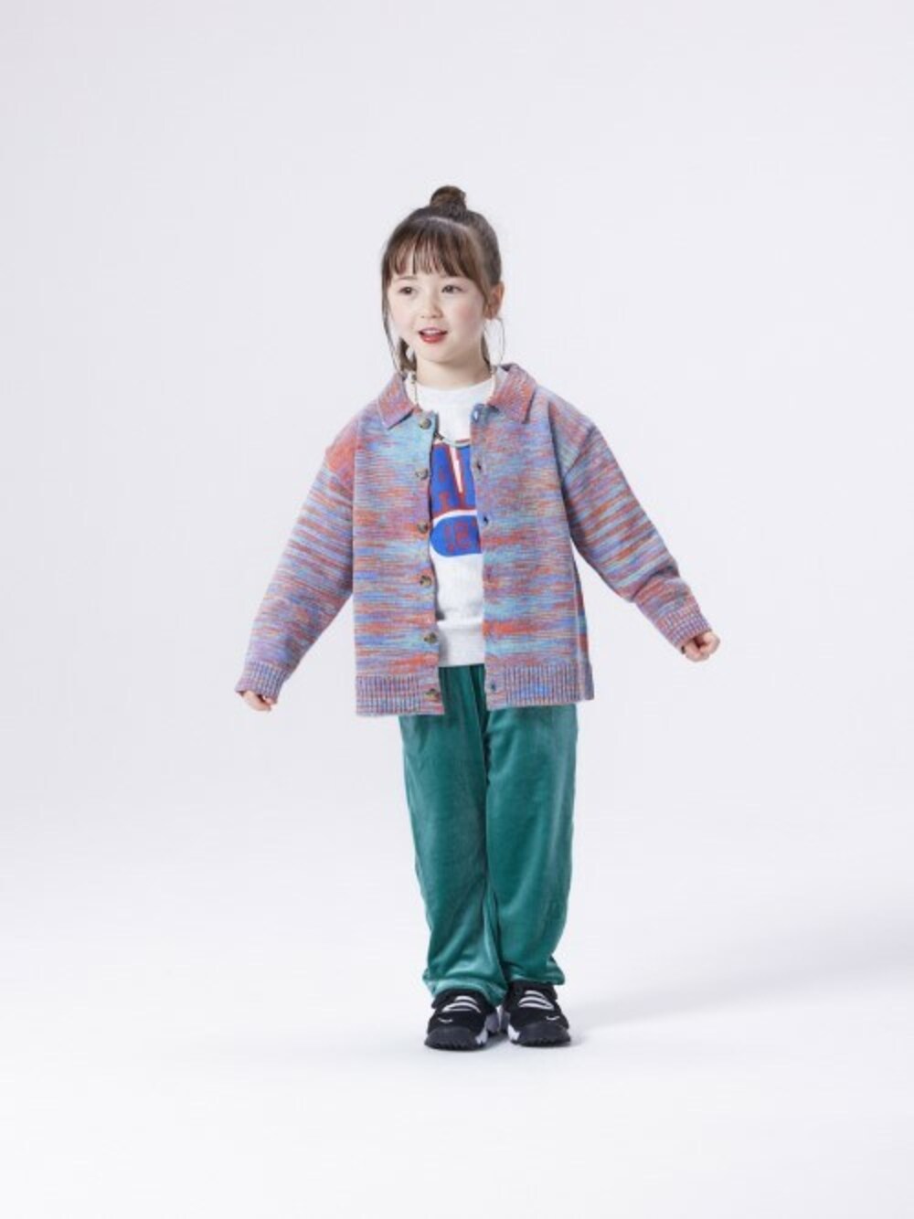 「ニットカーディガン、markey's、洗えるニット、プリントトレーナー、羽織りスタイル、グリーンパンツ、スウェットコーデ、ベロアパンツ、マーキーズ(MARKEY'S)、マーキーズコーデ」｜「BIG FIELDの【おうちで洗えるニット】エリ付きMIXニットカーディガン（kids/XS～LL）（カーディガン/ボレロ、ブルー系）」を使った、MARKEY'Sさん（キッズ・105cm）の秋コーディネートの1枚目の写真
