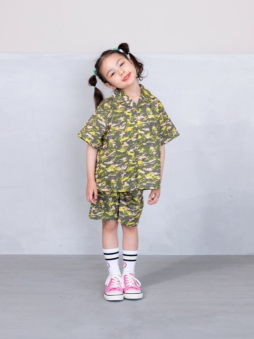 「カモフラージュ、ショートパンツ、セットアップスタイル、big field、markey's、オープンカラーシャツ、ＭＡＲＫＥＹ’Ｓ、マーキーズ(MARKEY'S)、マーキーズコーデ」｜「BIG FIELDの総柄オープンカラーシャツ(90～150cm)（シャツ/ブラウス、グリーン系）」を使った、MARKEY'Sさん（キッズ・106cm）の春コーディネートの1枚目の写真