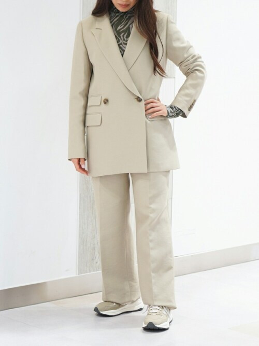 「セットアップ、WEAR、ダブルジャケット、ジャケットスタイル、sneakers、emmi、秋服準備はじめました、emmi.jp、エミ」｜「emmiのアイテム（ジャケット/アウター、ベージュ系）」を使った、ジェイアール名古屋タカシマヤさん（レディース・160cm）の秋コーディネートの1枚目の写真