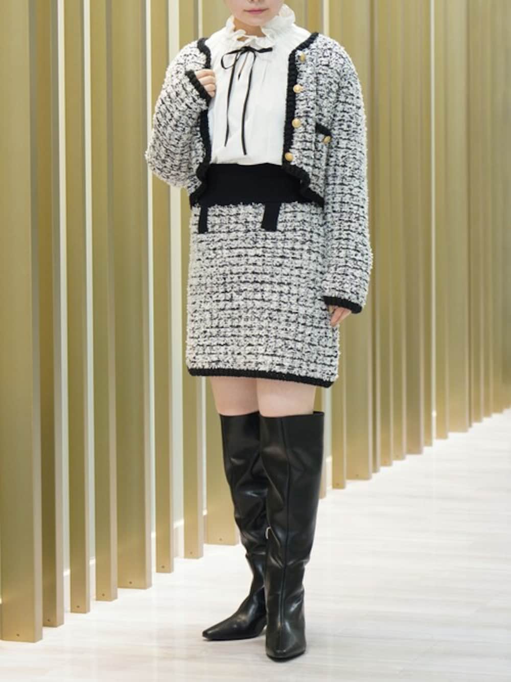 「セットアップ、snidel、ロングブーツ、ブラック×ホワイト、スナイデル、ニットジャケット、フリルブラウス、秋コーデ、ミニスカート×ブーツ、秋服準備はじめました」｜「SNIDELのアイテム（ジャケット/アウター、グレー系）」を使った、ジェイアール名古屋タカシマヤさん（レディース・150cm）の秋コーディネートの1枚目の写真