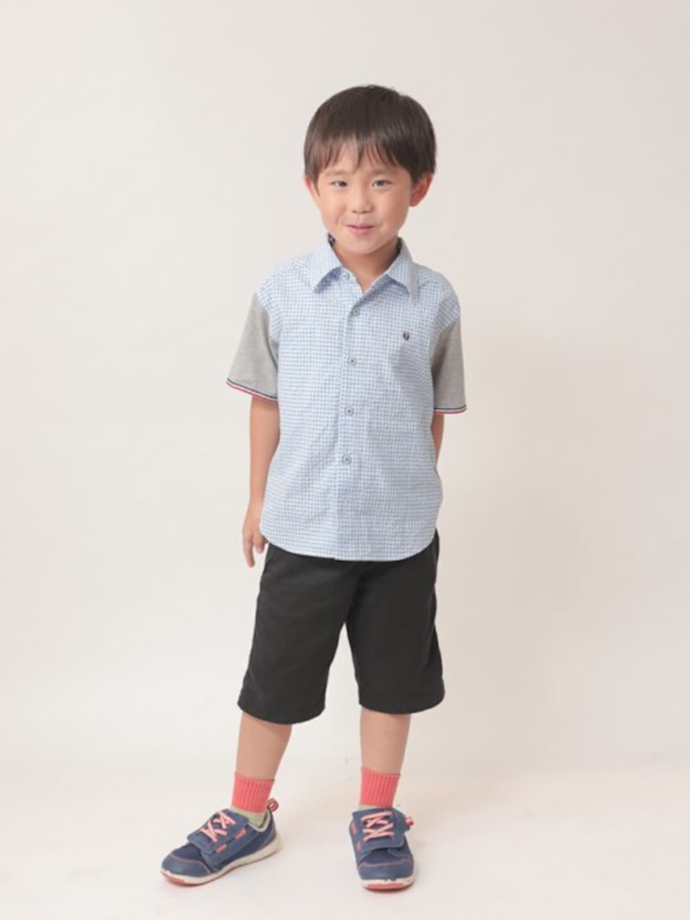「スニーカー、シャツ、ショートパンツ、休日スタイル、ハーフパンツ、シンプルコーデ、シャツスタイル、カジュアルコーデ、爽やかコーデ、秋コーデ」｜「Familiar のアイテム（シャツ/ブラウス、ブルー系）」を使った、ジェイアール名古屋タカシマヤさん（キッズ・115cm）の秋コーディネートの1枚目の写真