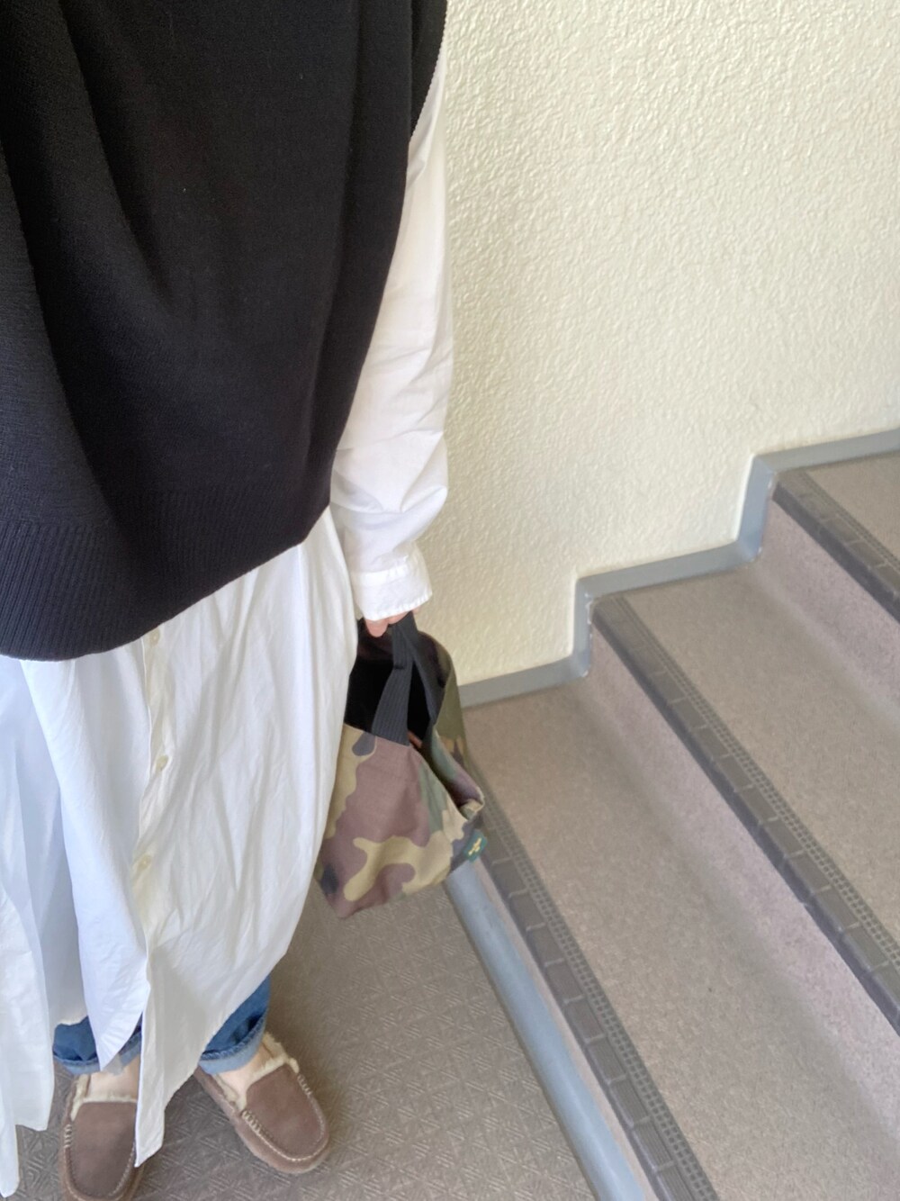 その他のシャツワンピース、ホワイト系のワンピース、ブルー系のデニムパンツを着用したレディースの春コーディネートの1枚目の写真