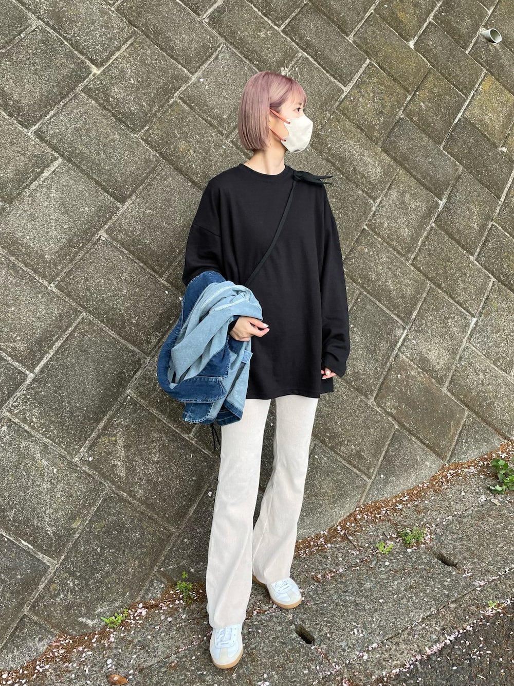 「春服コーデ、シンプルコーデ、カジュアルコーデ、ゆったりコーデ、お花見コーデ、いいね、save、フォローお願いします🤑、ユニクロ、スニーカー、アディダス、デニムジャケット、春コーデ、着回しコーデ、モノトーンコーデ、お出かけコーデ、フレアパンツ」｜「UNIQLOのアイテム（ジャケット/アウター、ブルー系）」を使った、asammyさん（レディース・170cm）の春コーディネートの1枚目の写真