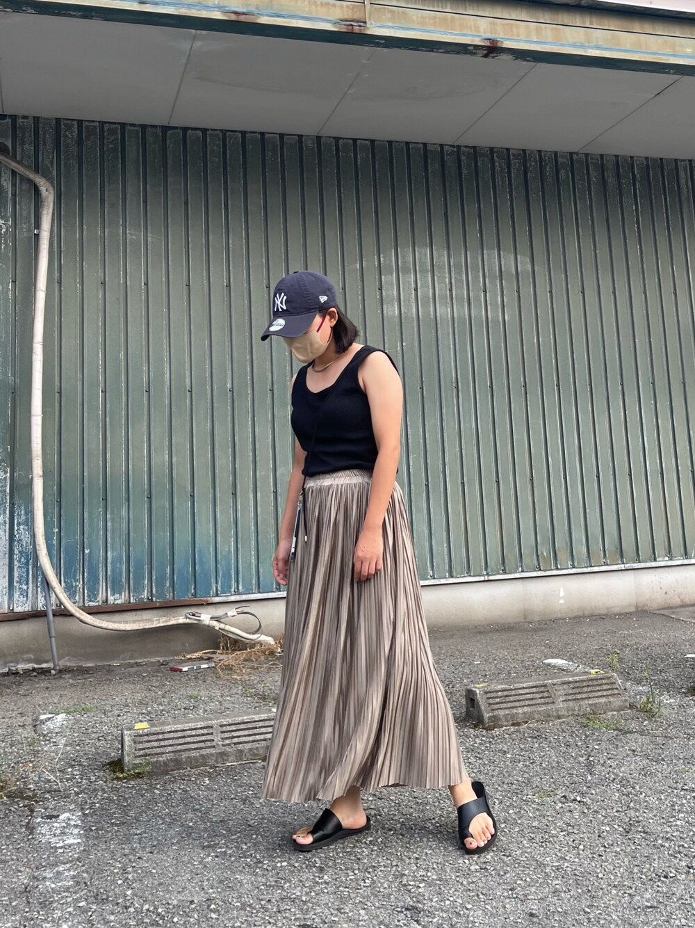「休日スタイル、お出かけコーデ、シンプルスタイル、大人カジュアル、プチプラコーデ、モード、骨格ウェーブ、着回しコーデ、ママファッション、キャップ、NEW ERA、プリーツスカート」｜「coca（coca）の＼＼新色登場／／つや感サテンプリーツスカート（スカート、グリーン系）」を使った、yuuukiiiさん（レディース・153cm）の秋コーディネートの1枚目の写真