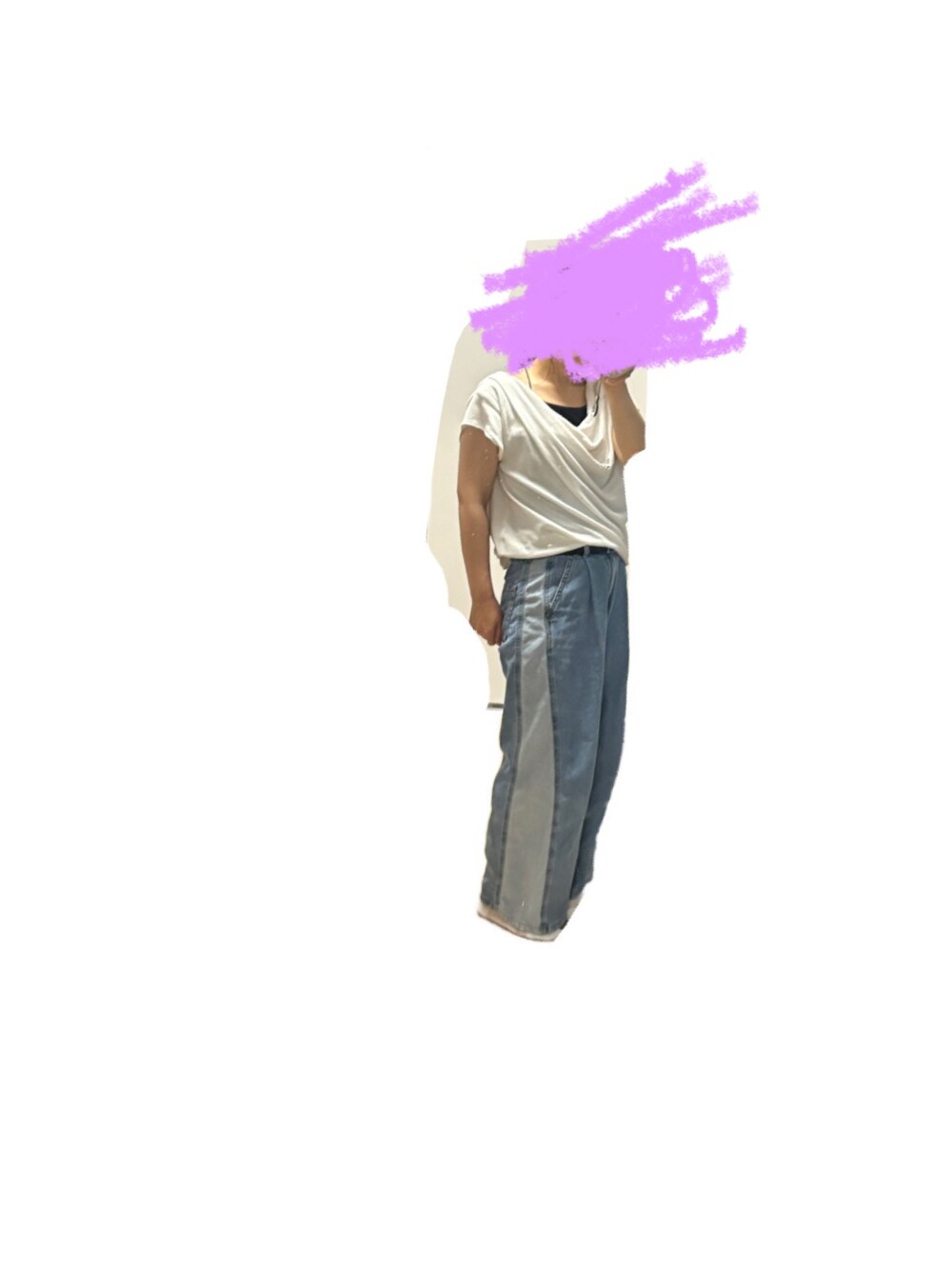 ブルー系のデニムパンツ、ホワイト系のTシャツ/カットソー、ブラック系のキャミソールを着用したレディースの夏コーディネートの1枚目の写真