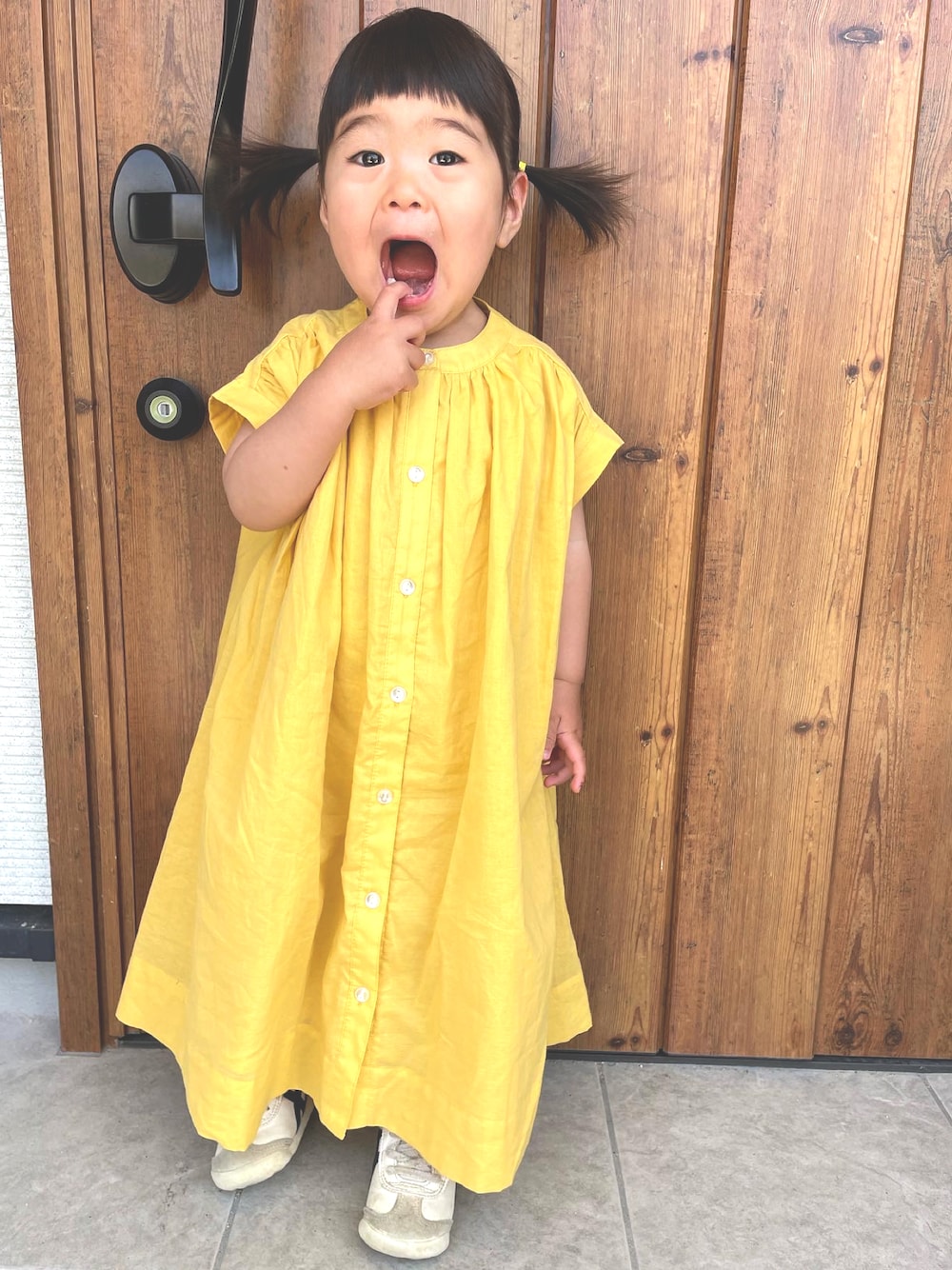 「yellow、ビタミンカラー、イエロー」｜「Birthdayのアイテム（ワンピース、イエロー系）」を使った、you.さん（キッズ・80cm）の春コーディネートの1枚目の写真