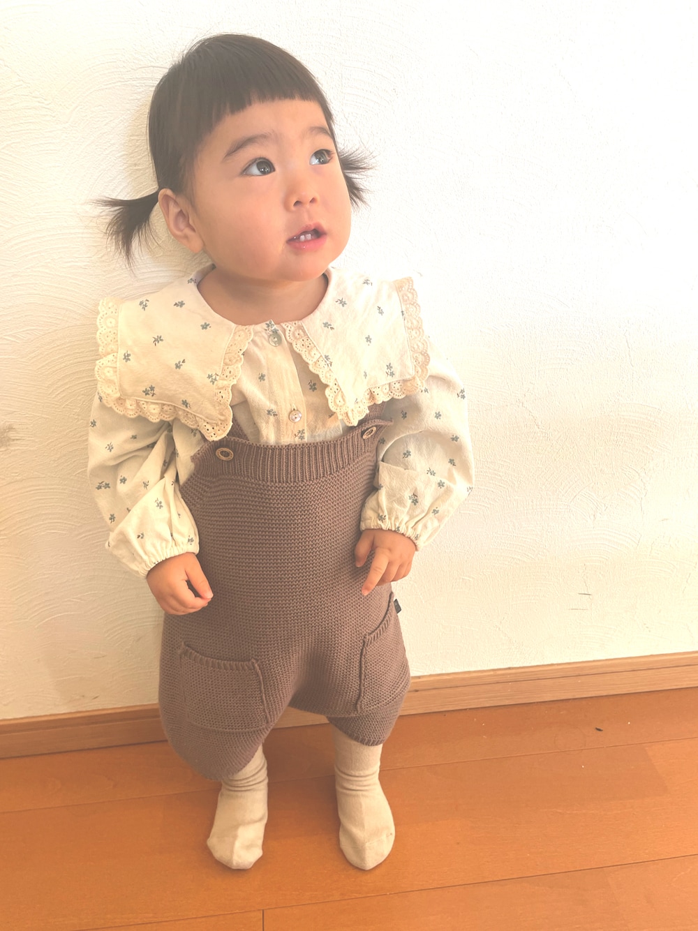 「Birthdayのアイテム（シャツ/ブラウス、ベージュ系）」を使った、you.さん（キッズ・80cm）の冬コーディネートの1枚目の写真