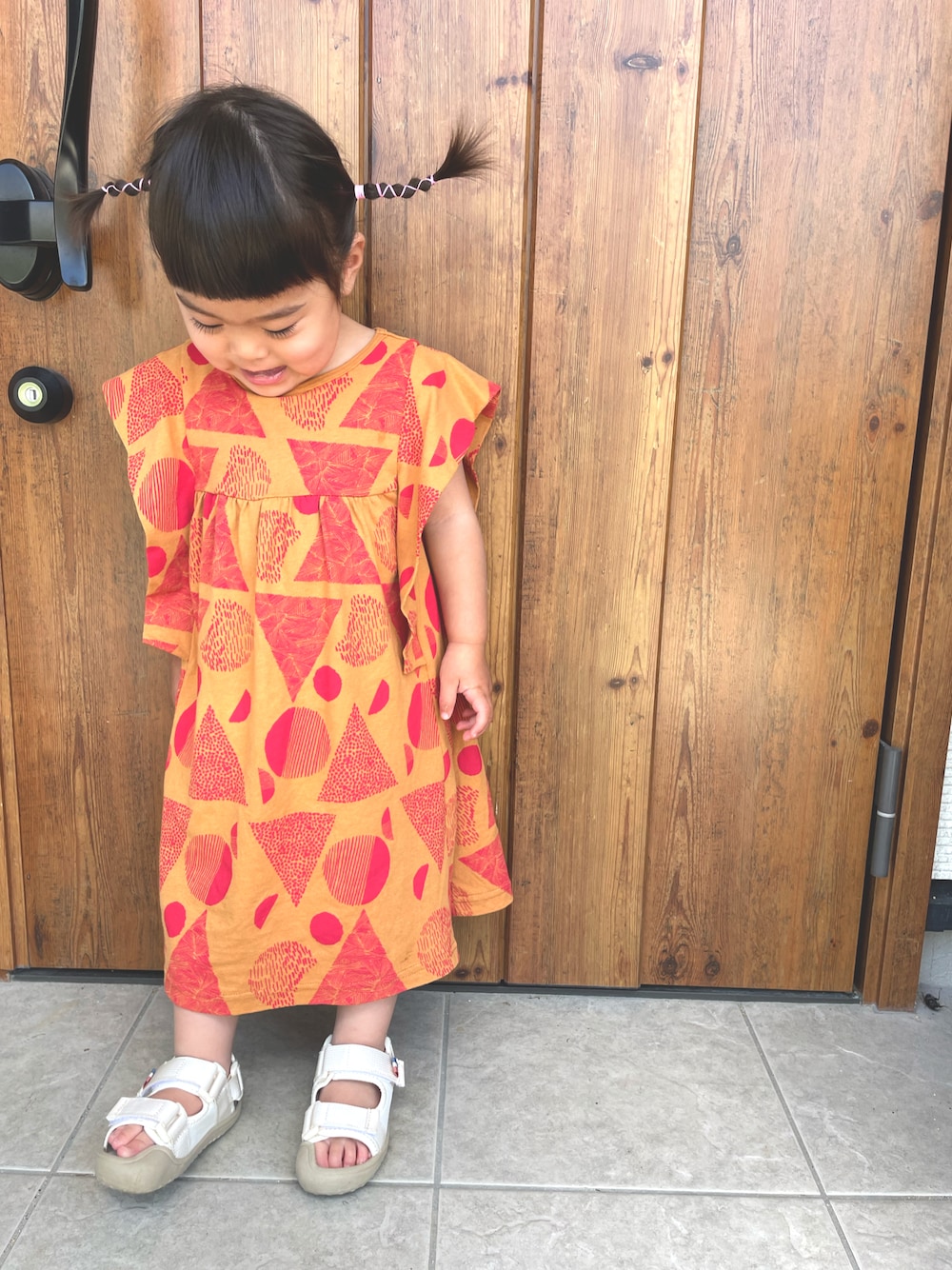 「おんなのこ」｜「HOGAN RANCH WEARのソウガラスクエアスリーブワンピース（90～130cm）（ワンピース、オレンジ系）」を使った、you.さん（キッズ・90cm）の夏コーディネートの1枚目の写真