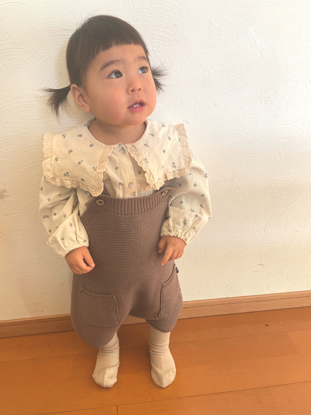 「Birthdayのアイテム（シャツ/ブラウス、ベージュ系）」を使った、you.さん（キッズ・80cm）の冬コーディネートの1枚目の写真