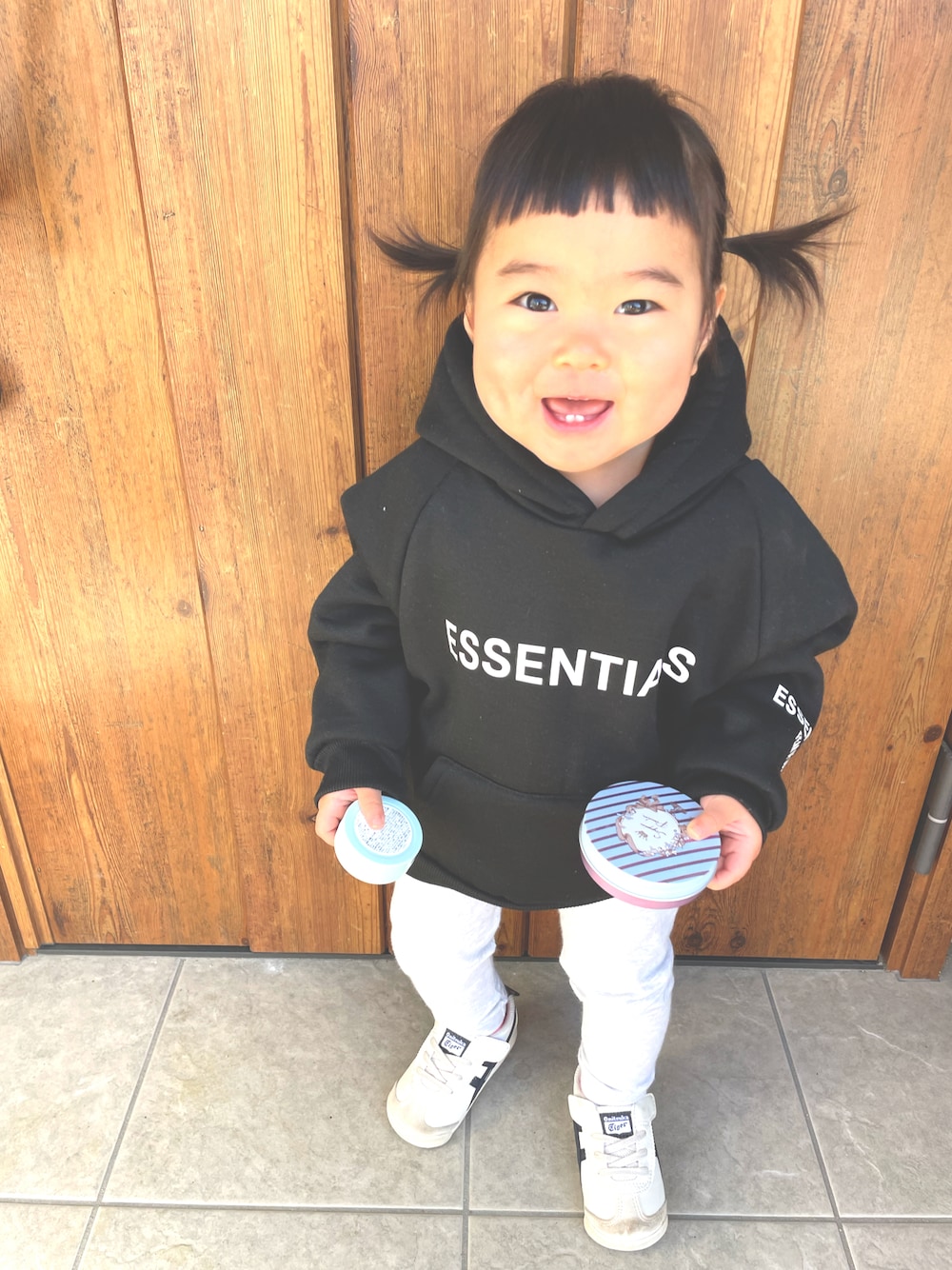 「ESSENTIALのアイテム（パーカー、ブラック系）」を使った、you.さん（キッズ・80cm）の冬コーディネートの1枚目の写真