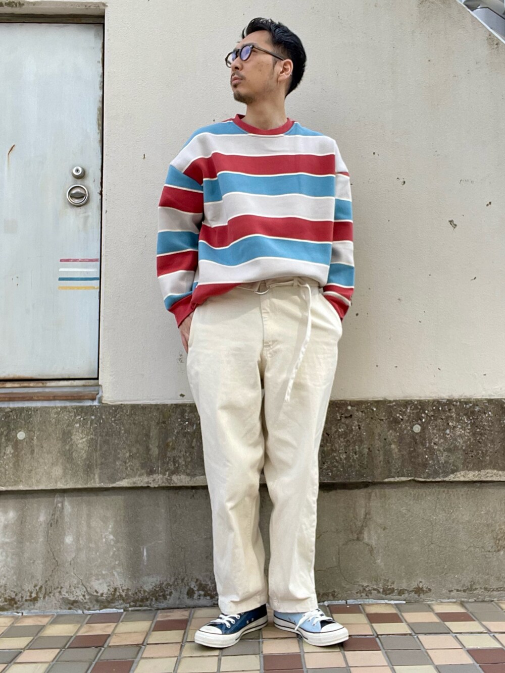 ホワイト系のデニムパンツ、ブルー系のスニーカー、その他のTシャツ/カットソーを着用したメンズの春コーディネートの1枚目の写真