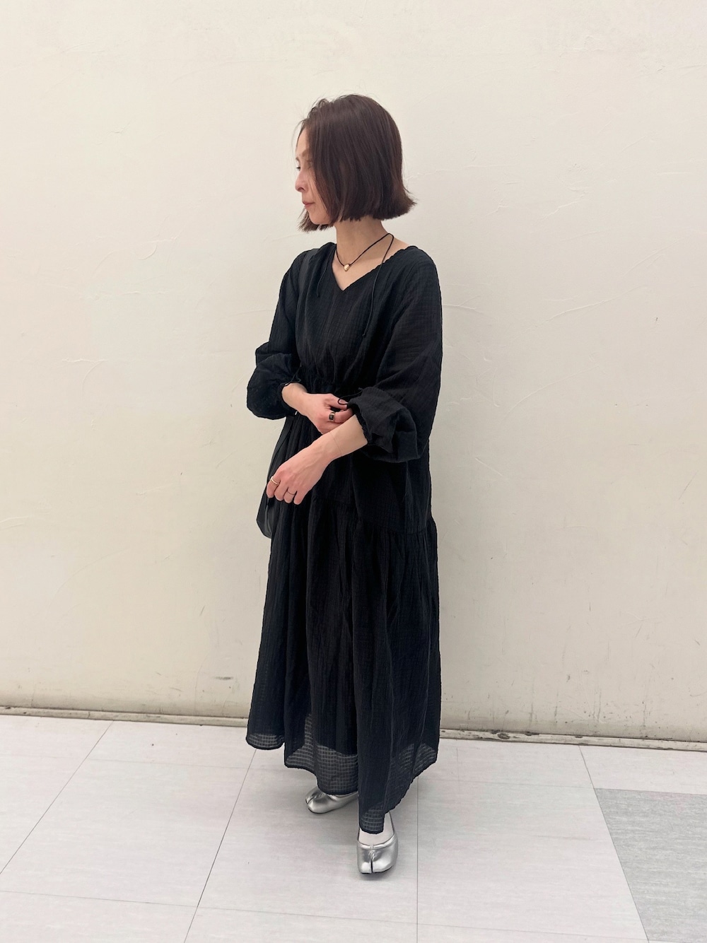 「PR、rananstyle、Ranan(Ranan)、ロングワンピース、ブラックコーデ、florist、ショルダーバッグ」｜「RANANのシアーチェックドロストギャザーティアードワンピース（ワンピース、ブラック系）」を使った、mikiviciousさん（レディース・162cm）の春コーディネートの1枚目の写真