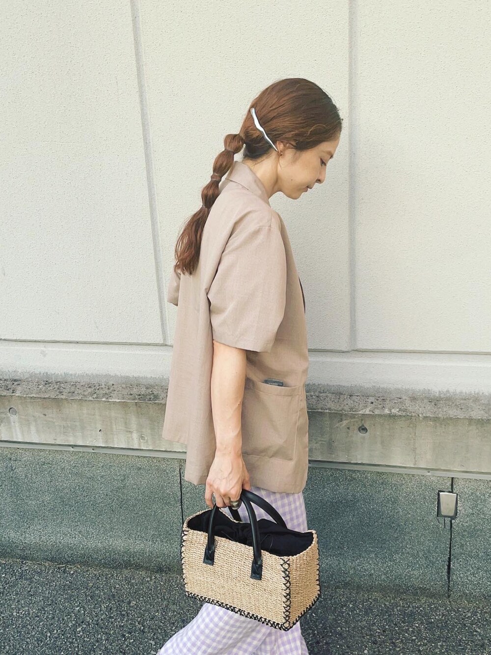 ベージュ系のジャケット/アウター、シルバー系のバレッタ/ヘアクリップを着用したレディースの夏コーディネートの1枚目の写真