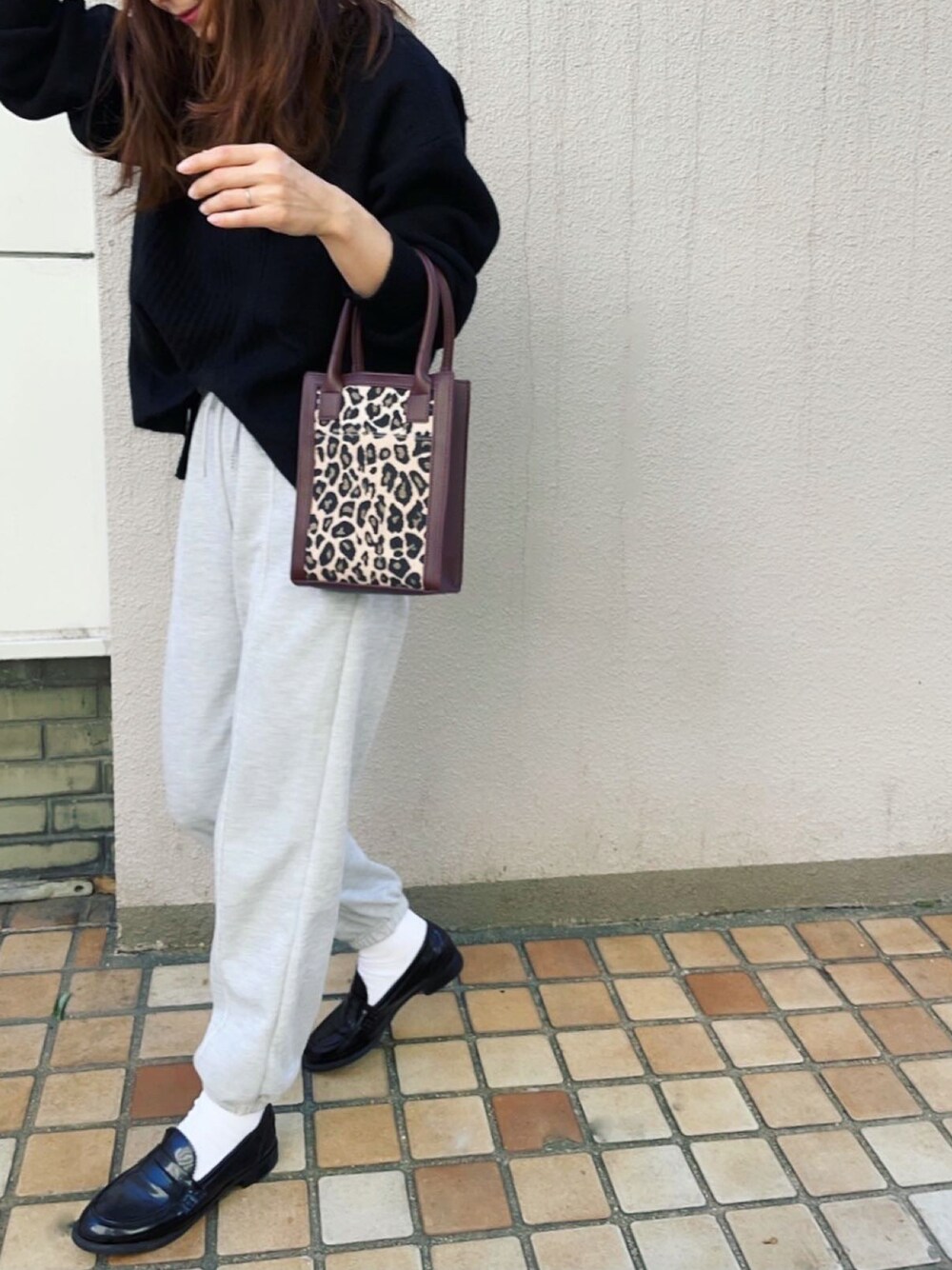 「devicebag、mumu、ショルダーバッグ、ミニバッグ、スウェットパンツ、ローファー、ZARA、ニット、IEDIT、フェリシモ」｜「CITRINE Chakraのアイテム（パンツ、グレー系）」を使った、mikiviciousさん（レディース・162cm）の秋コーディネートの1枚目の写真