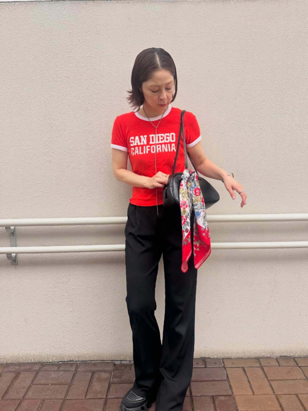 ブラック系のボストンバッグ、ブラック系のスニーカーを着用したレディースの夏コーディネートの1枚目の写真