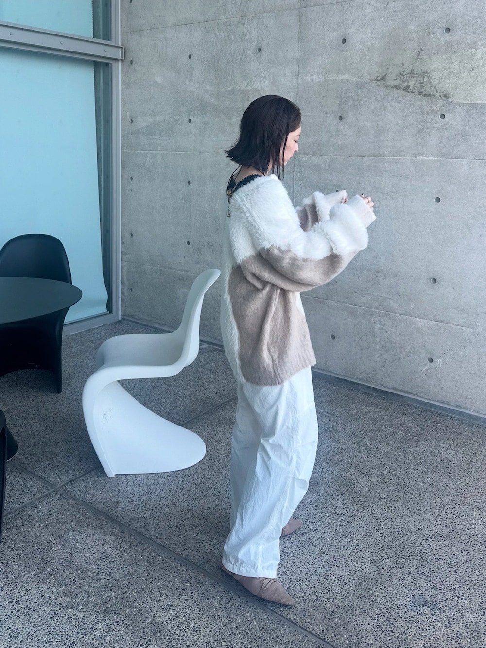 ベージュ系のカーディガン/ボレロを着用したレディースの秋コーディネートの1枚目の写真