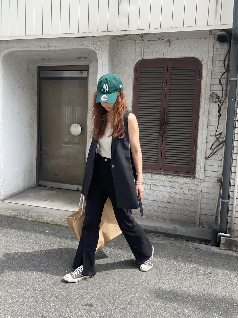「モーメントプラス、momentplus、moment+、ジレ、ベスト、NEWERA、キャップ、セットアップ」｜「moment+のカラーヘビーツイル＆デニム センタースリットフレアパンツ（デニムパンツ、ブラック系）」を使った、mikiviciousさん（レディース・162cm）の夏コーディネートの1枚目の写真