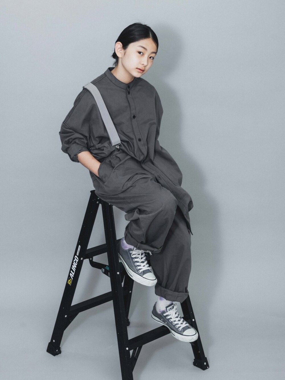 グレー系のトップスを着用したキッズの夏コーディネートの1枚目の写真