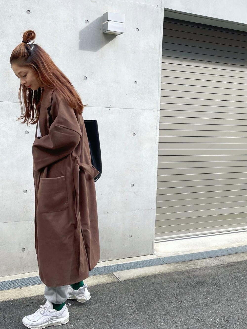 「秋冬コーデ、チェスターコート、コート、uricca、オトナカジュアル、シンプル、A.P.C.、ロゴT、AIRMAX97」｜「uriccaのアイテム（チェスターコート、ブラウン系）」を使った、mikiviciousさん（レディース・162cm）の秋コーディネートの1枚目の写真