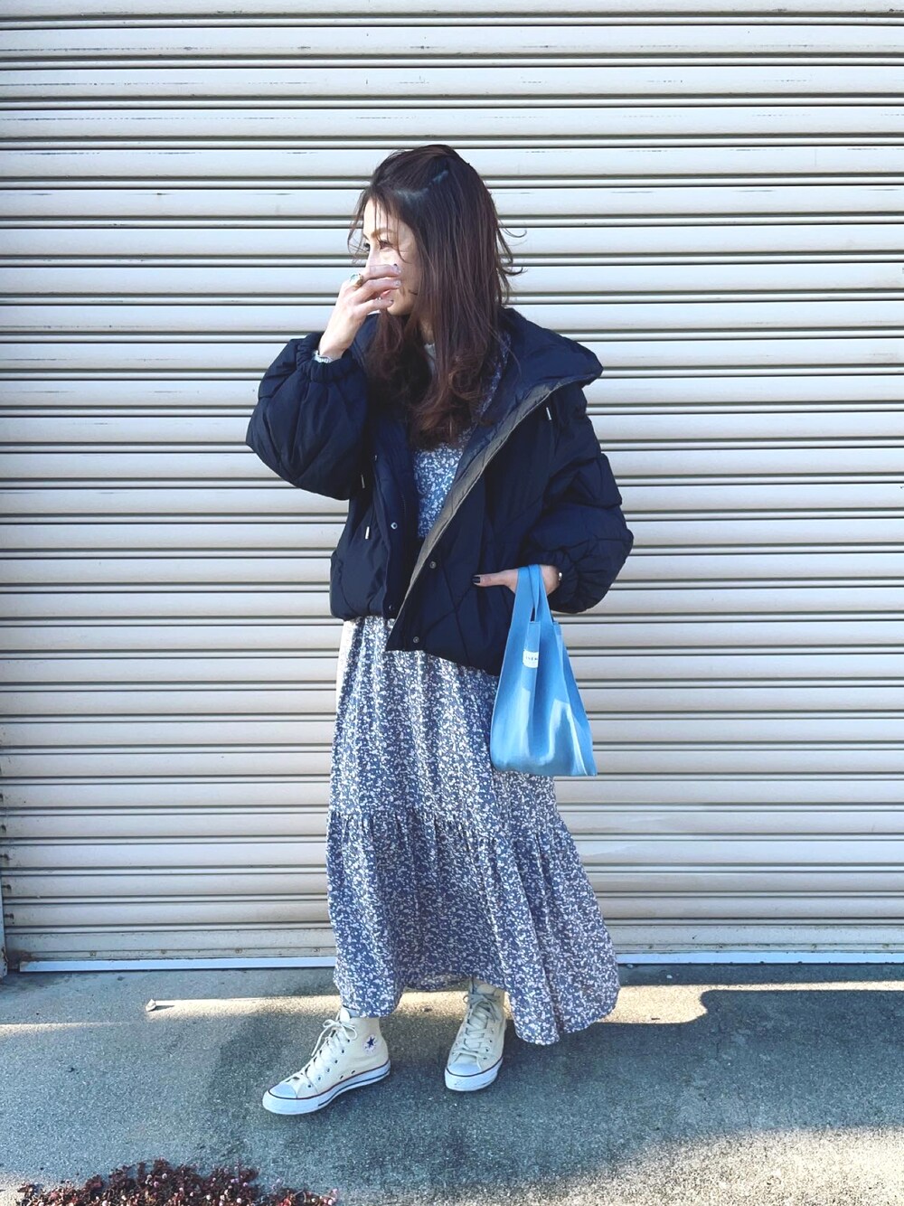 「オトナカジュアル、styledoor、Ciena、Emmataylor、ダウンジャケット、ショートダウン、アウター、converse、flower、ニットバッグ、anemone」｜「flowerのフローラルギャザーワンピース（ワンピース、ブルー系）」を使った、mikiviciousさん（レディース・162cm）の冬コーディネートの1枚目の写真