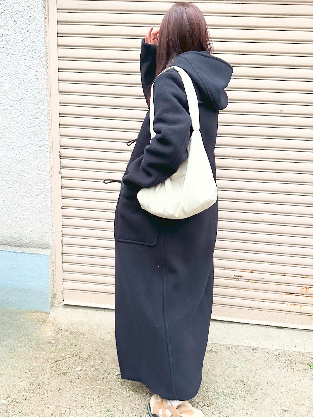 「PR、florist、ショルダーバッグ、ナイロンバッグ、モノトーンコーデ、ロングダッフル」｜「floristの【2WAY】【軽量】ユニセックスハーフムーンワンショルダーバッグ（ショルダーバッグ、ホワイト系）」を使った、mikiviciousさん（レディース・162cm）の冬コーディネートの1枚目の写真
