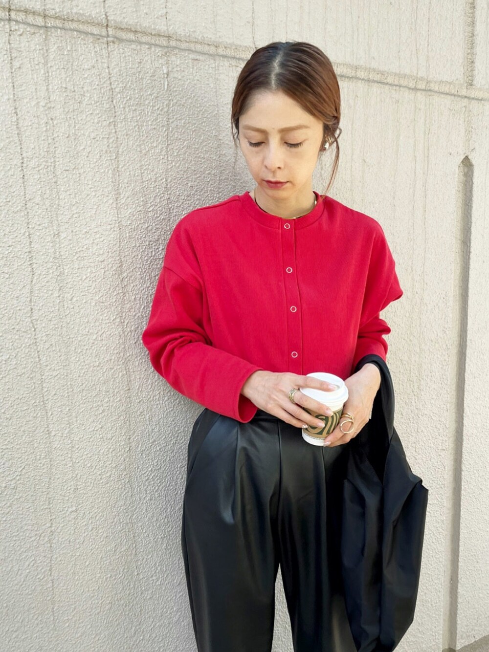 「秋コーデ、moment+、モーメントプラス、momentplus、赤カーディガン、カーディガン、レザーパンツ、ヘアアレンジ」｜「moment+の【2021A/W New Arrival】綿ストレッチリブ スナップボタンショート2WAYカーデ（カーディガン/ボレロ、レッド系）」を使った、mikiviciousさん（レディース・162cm）の秋コーディネートの1枚目の写真