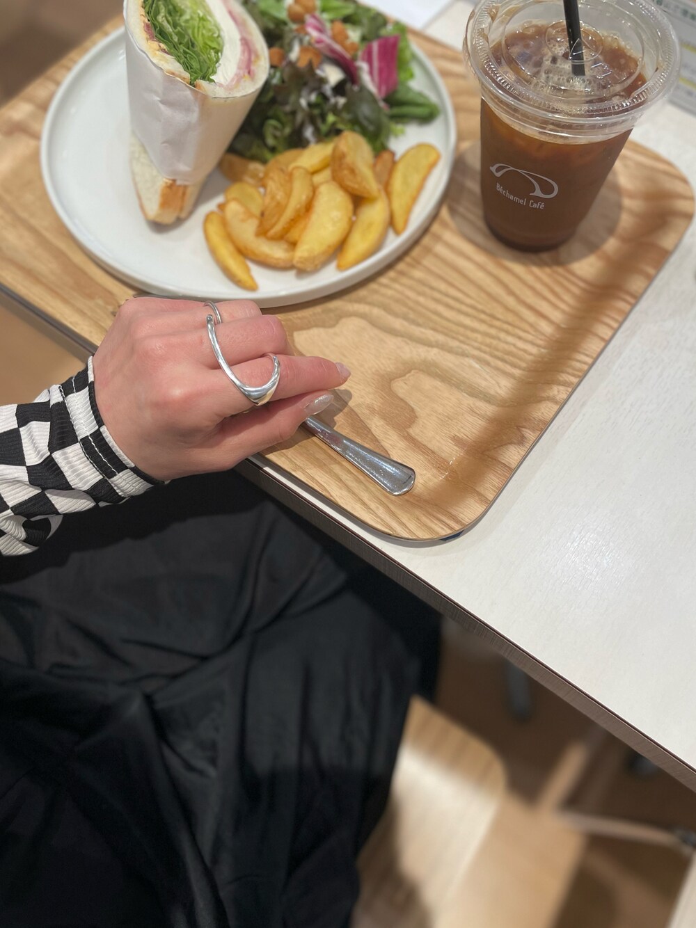 シルバー系のリングを着用したレディースの春コーディネートの1枚目の写真