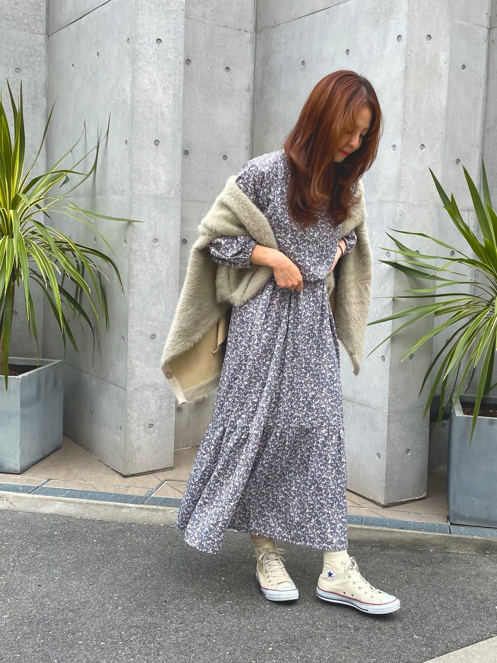 「秋コーデ、ママコーデ、flower、フラワー、花柄、花柄ワンピース、converse」｜「flowerのフローラルギャザーワンピース（ワンピース、ブルー系）」を使った、mikiviciousさん（レディース・162cm）の秋コーディネートの1枚目の写真