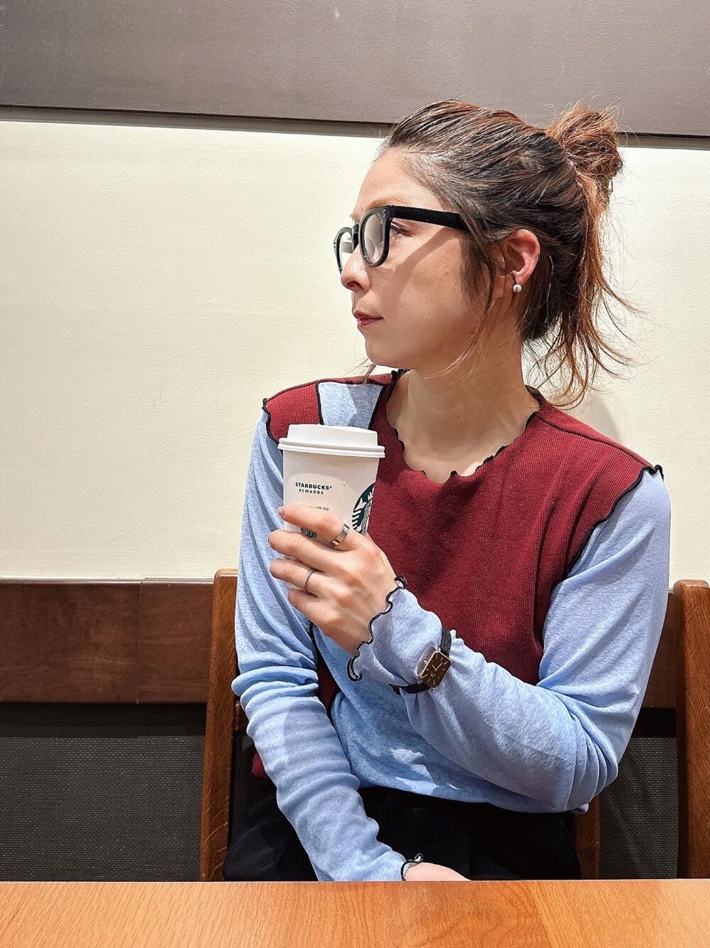 「Daniel Wellington、ダニエルウェリントン、腕時計、ダテメガネ、SPINNS、ママコーデ、おだんごヘアー」｜「Daniel WellingtonのQUADRO PRESSED ASHFIELD（アナログ腕時計、ブラック系）」を使った、mikiviciousさん（レディース・162cm）の春コーディネートの1枚目の写真