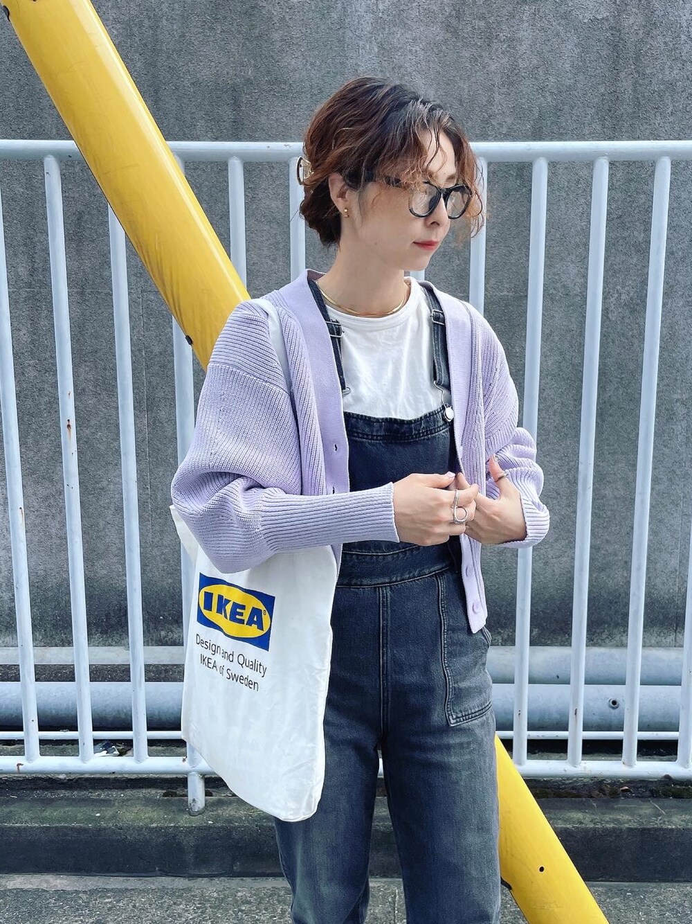 ブラック系のサロペット/オーバーオール、パープル系のカーディガン/ボレロを着用したレディースの夏コーディネートの1枚目の写真