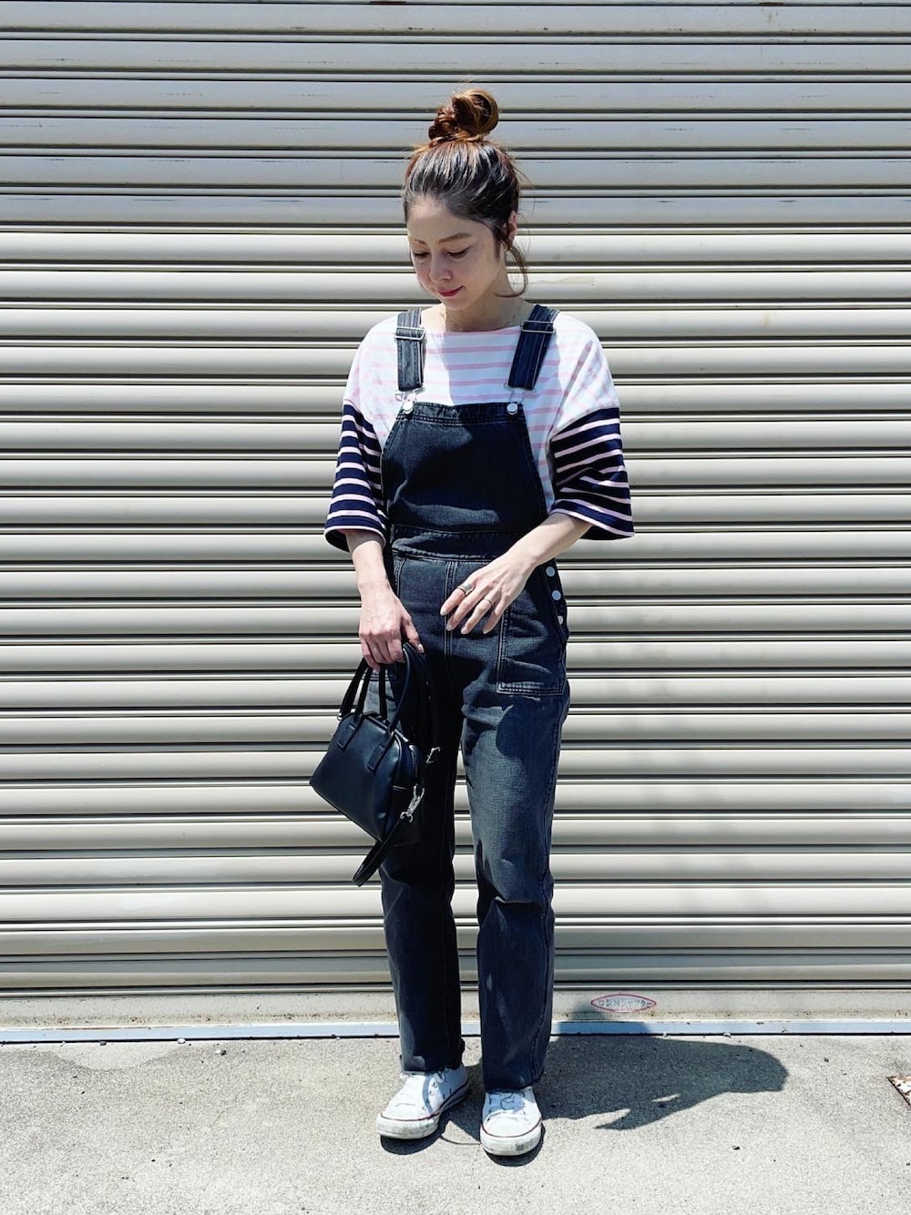 「ドゥアルジーヴ、DOUXARCHIVES、ボーダー、ボーダートップス、flower、サロペット、converse、おだんごヘアー」｜「Doux archivesの［ｗｅｂ限定］クレイジー切替バスクボーダーシャツ（Tシャツ/カットソー、ピンク系）」を使った、mikiviciousさん（レディース・162cm）の春コーディネートの1枚目の写真