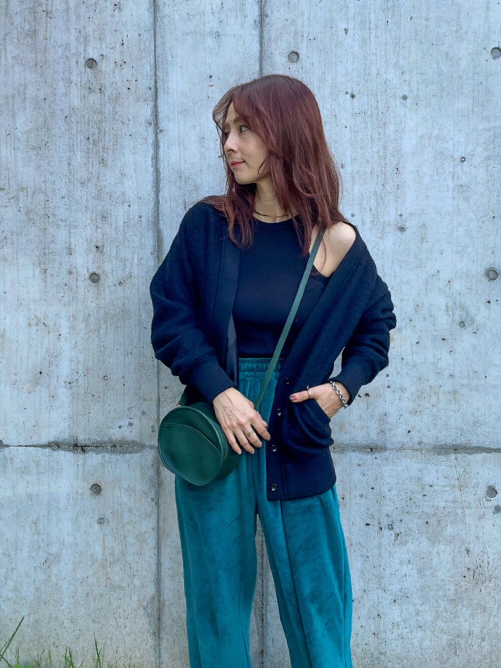 ブラック系のブルゾン、ブラック系のタンクトップ、グリーン系のショルダーバッグを着用したレディースの秋コーディネートの1枚目の写真