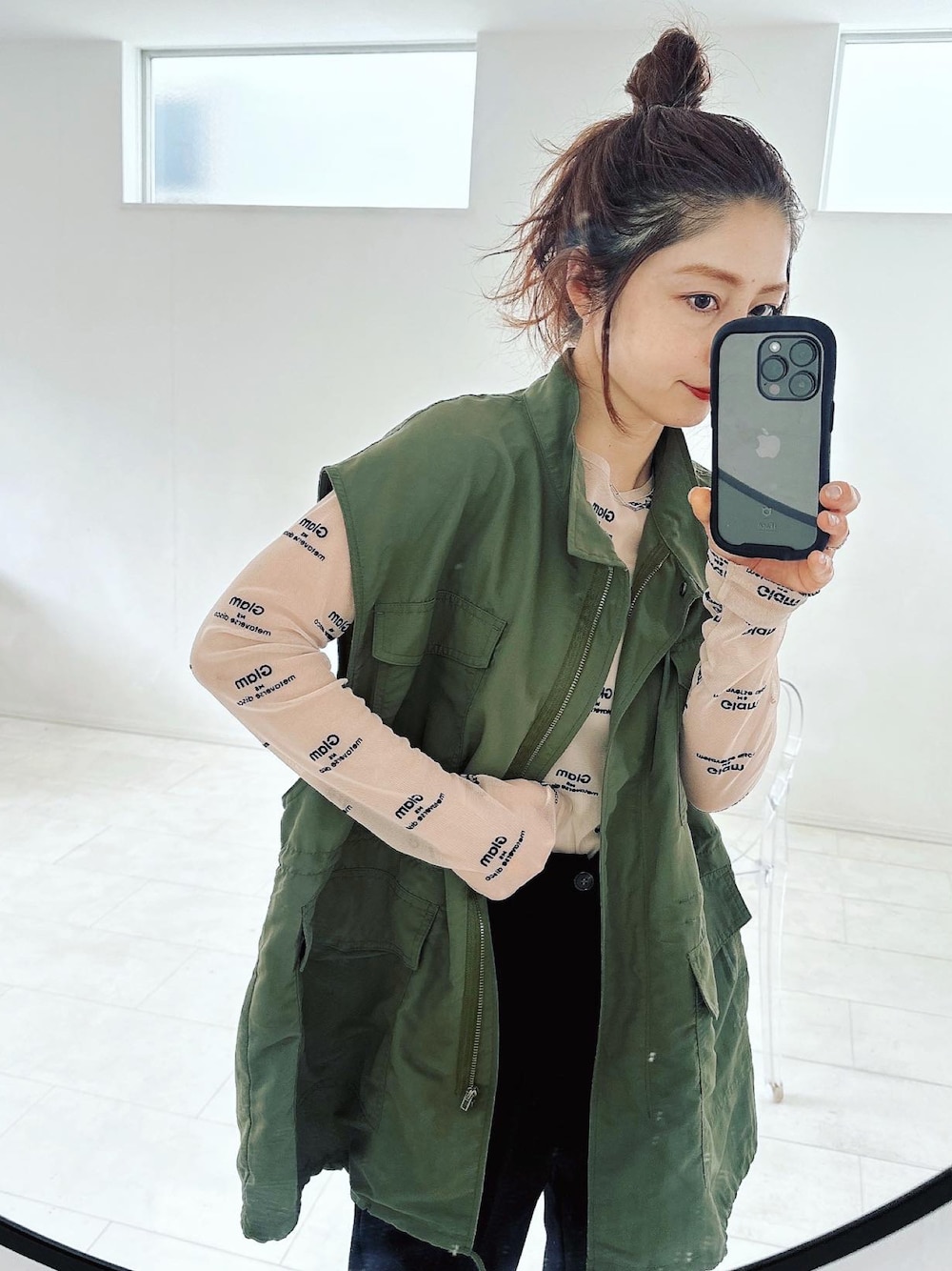 グリーン系のベスト、ベージュ系のTシャツ/カットソーを着用したレディースの春コーディネートの1枚目の写真