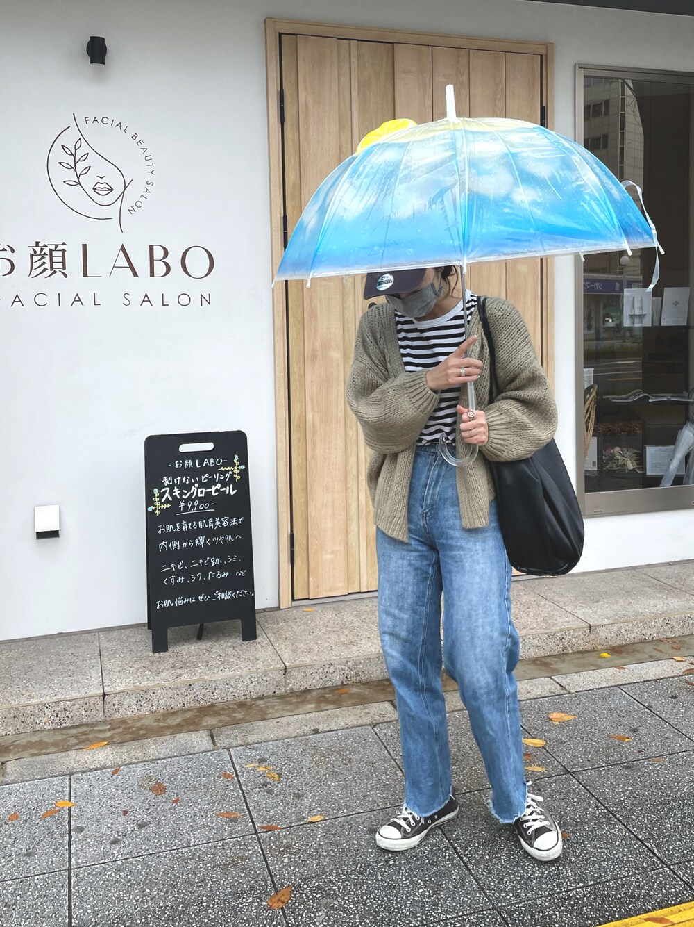 「傘、flower、ニットカーディガン、カジュアルコーデ、NEWERA、デニム、agnes b.、アニエスベー、ボーダー」｜「agnes b.のJS92 TS ボーダーTシャツ（Tシャツ/カットソー、その他）」を使った、mikiviciousさん（レディース・162cm）の秋コーディネートの1枚目の写真