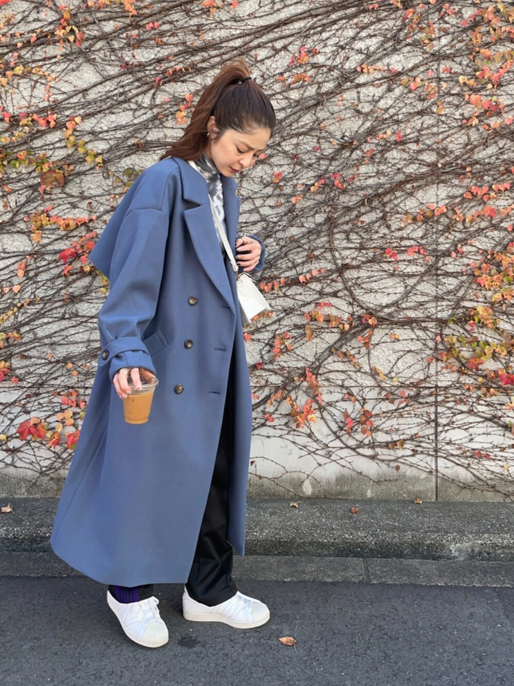 「大人カジュアル、プチプラ、DONOBAN、ドノバン、ママコーデ、スーパースター、スニーカー、タイダイ、NEEDLES」｜「DONOBANのニットモッサウインタートレンチコート（トレンチコート、ブルー系）」を使った、mikiviciousさん（レディース・162cm）の冬コーディネートの1枚目の写真