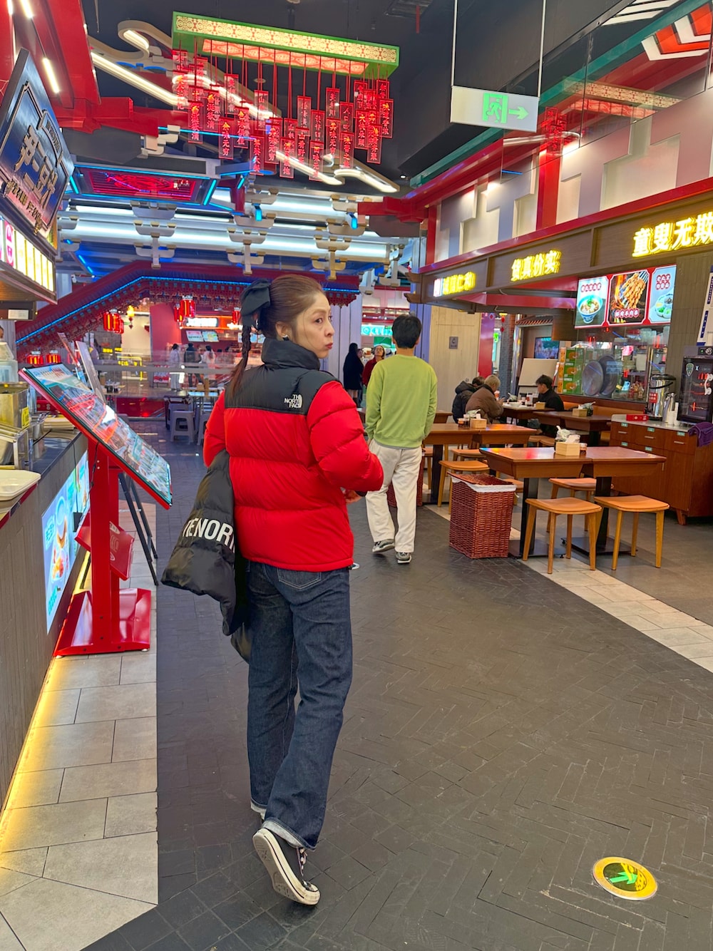 「旅行、ヌプシ、THE NORTH FACE、ダウンジャケット、デニム」｜「THE NORTH FACEのTHE NORTH FACE ザ・ノース・フェイス ショート ヌプシ ジャケット SHORT NUPTSE JACKETT（ダウンジャケット/コート、レッド系）」を使った、mikiviciousさん（レディース・162cm）の冬コーディネートの1枚目の写真