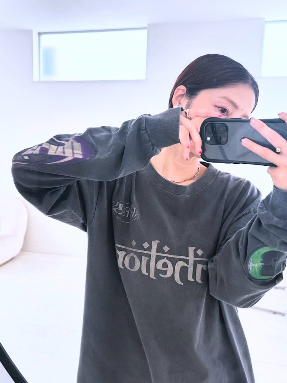 「PR、ルエルミ、グラフィックＴ」｜「le ELMiの【Uniquely bold design】graphic long sleeve tee /  ピグメント加工 ヴィンテージライク グラフィックロンT（Tシャツ/カットソー、ブラック系）」を使った、mikiviciousさん（レディース・162cm）の秋コーディネートの1枚目の写真