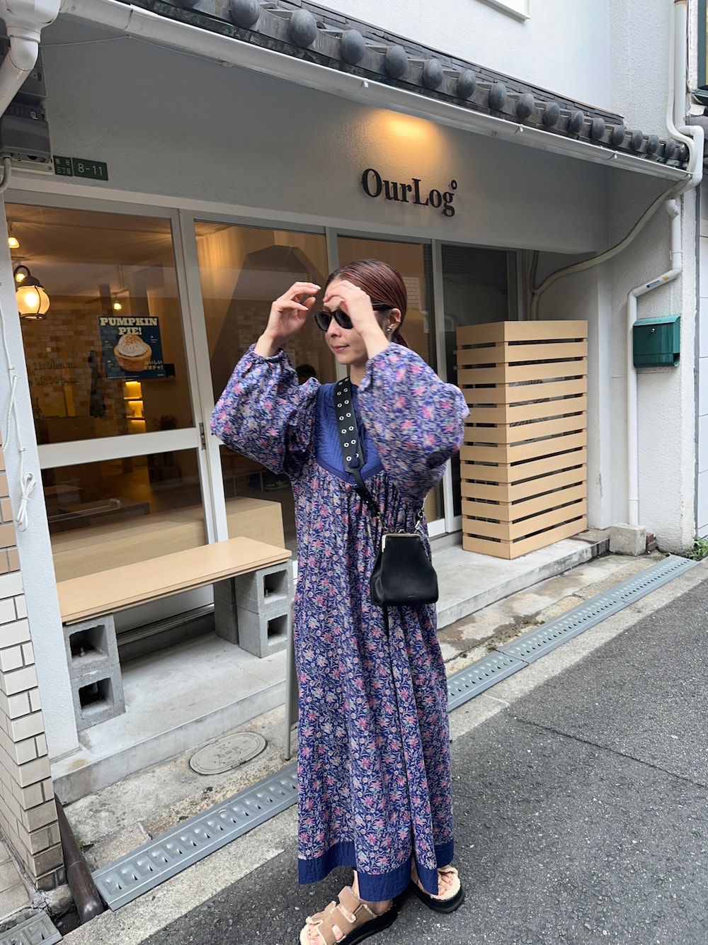 「mede19f、ワンピース、タイアップ、amely、ムートンサンダル、サンダル、秋服準備はじめました、サングラス」｜「MEDE19Fのアイテム（ワンピース/ドレス、ブルー系）」を使った、mikiviciousさん（レディース・162cm）の秋コーディネートの1枚目の写真