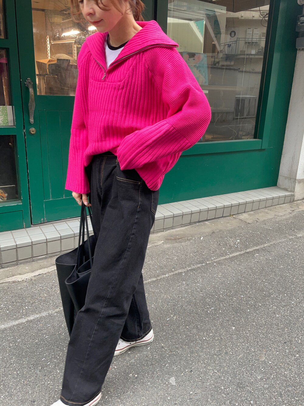 「大人カジュアル、ママコーデ、moment+、モーメントプラス、ニット、デニム、ストレートデニム、コンバース」｜「CITRINE Chakraのアイテム（デニムパンツ、ブラック系）」を使った、mikiviciousさん（レディース・162cm）の冬コーディネートの1枚目の写真