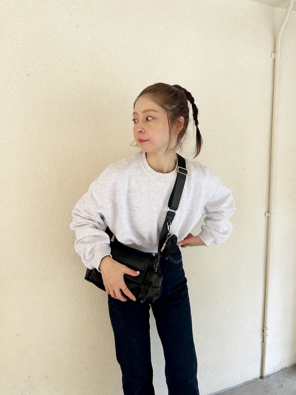 「PR、HAYNI、ヘイニ、ショルダーバッグ、モノトーン、ヘアアレンジ」｜「HAYNIのFlaum フラム（ショルダーバッグ、ブラック系）」を使った、mikiviciousさん（レディース・162cm）の冬コーディネートの1枚目の写真