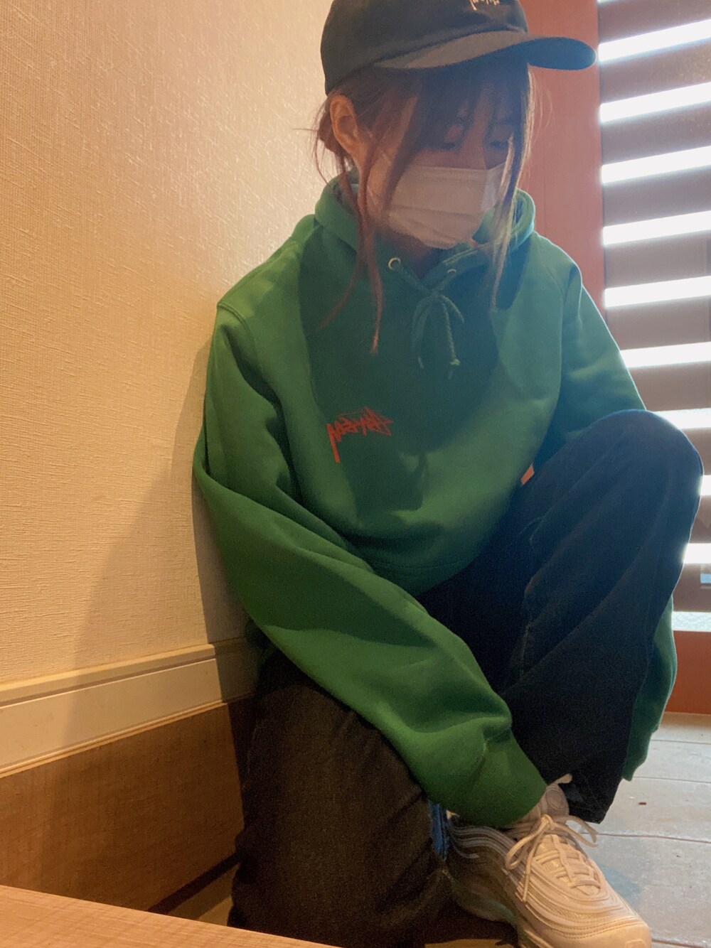 「休日スタイル、カジュアルコーデ、春コーデ、ママファッション、スニーカーコーデ、シンプルコーデ」｜「apres jourのストレートデニム【ZOZOTOWN限定アイテム】（デニムパンツ、ブルー系）」を使った、Mさん（レディース・157cm）の春コーディネートの1枚目の写真