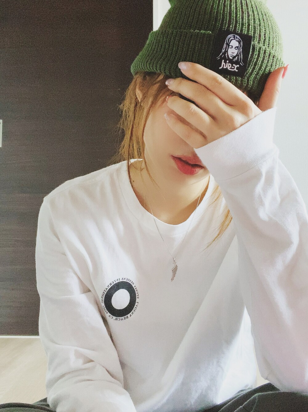「秋冬コーデ、カジュアルコーデ、パンツスタイル、おしゃれさんと繋がりたい、シンプル、ビッグシルエット」｜「STUSSYのRinger Ls Tee（Tシャツ/カットソー、ホワイト系）」を使った、Mさん（レディース・157cm）の秋コーディネートの1枚目の写真