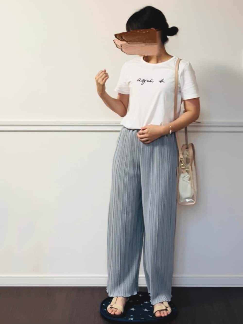 「夏コーデ、カジュアルコーデ、ラクチンコーデ、カジュアル、きれいめカジュアル、サンダル、楽チンコーデ、白Tシャツ、今日のコーデ、大人カジュアル、agnes b.、プリーツパンツ、スポーツサンダル、スポサン、クリアバッグ」｜「agnes b.のS137 TS ロゴTシャツ（Tシャツ/カットソー、ホワイト系）」を使った、みいさん（レディース・155cm）の夏コーディネートの1枚目の写真