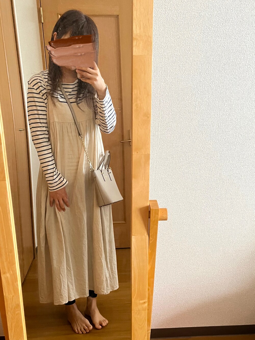 ブルー系のTシャツ/カットソーを着用したレディースの秋コーディネートの1枚目の写真